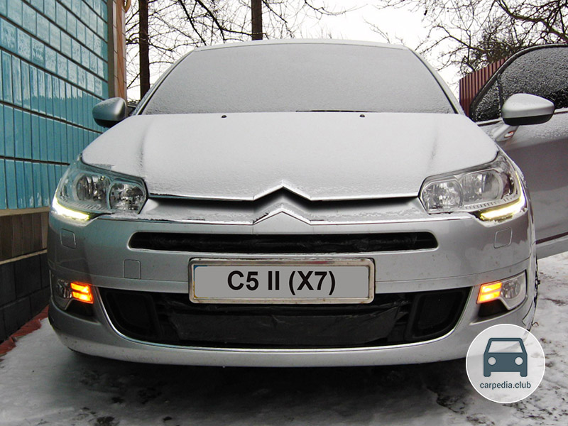 Включенные передние указатели поворота автомобиля Citroen C5 II