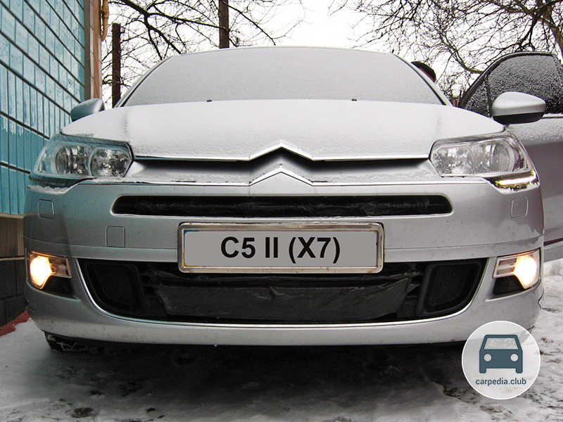 Включенные передние противотуманные фары автомобиля Citroen C5 II