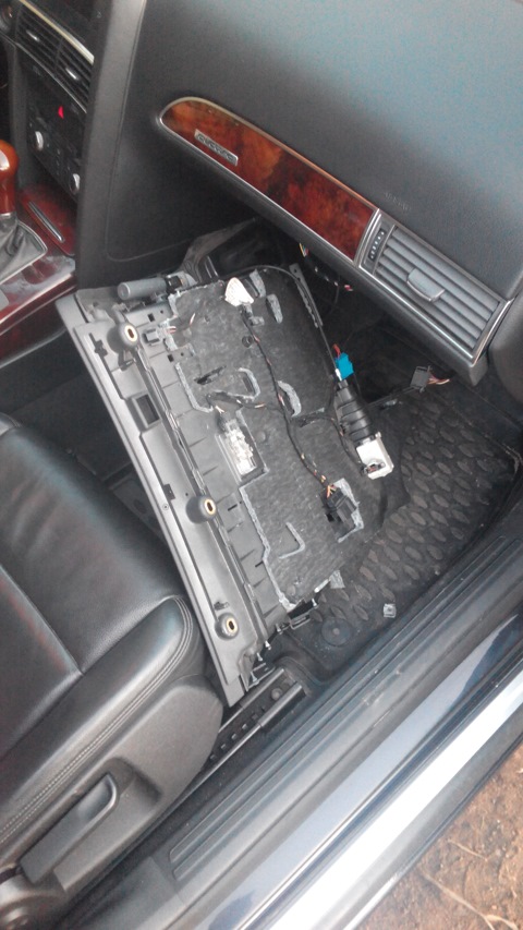 Замена бардачка на Audi A6 4F/C6 2004-2011