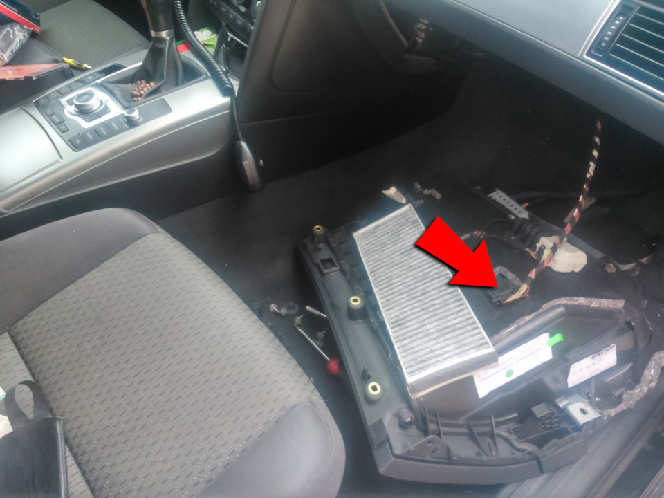 Расположение проводов бардачка на Audi A6 4F/C6 2004-2011