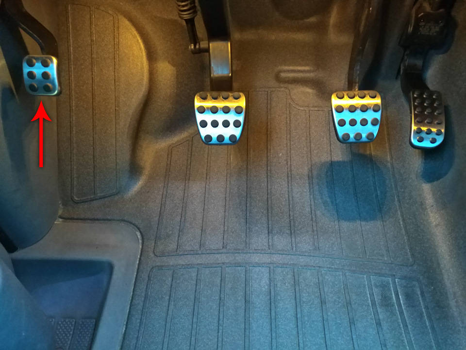 Педаль стояночного тормоза на автомобиле Mercedes-Benz Vito W639