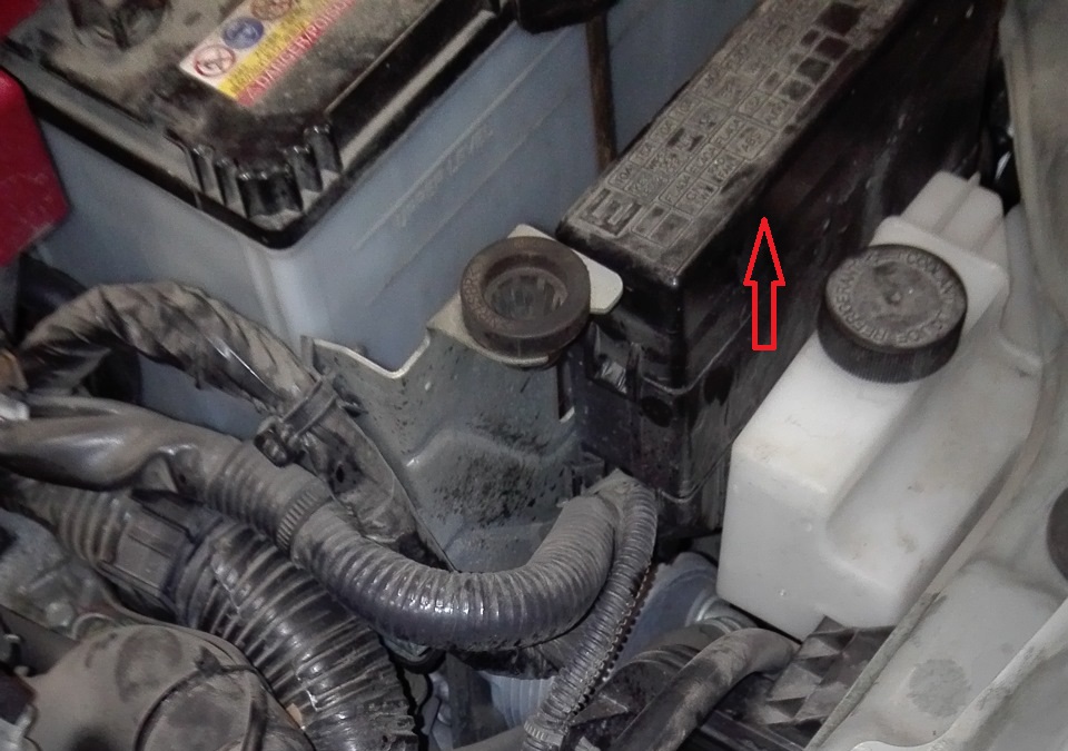 Снятие и установка расширительного бачка системы охлаждения Nissan Note 2004 - 2012