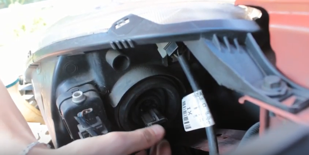Замена лампы ближнего и дальнего света Nissan Note 2004 - 2012