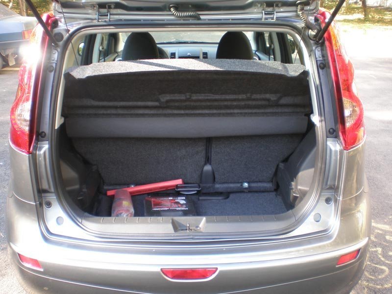 Замена плафона освещения багажника Nissan Note 2004 - 2012