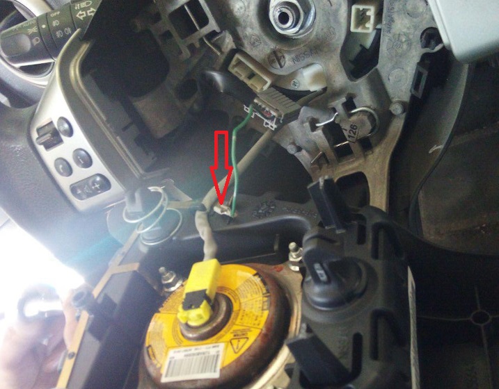 Снятие и установка подушки безопасности водителя Nissan Note 2004 - 2012