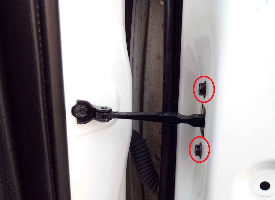 Замена ограничителя открывания передней двери Nissan Note 2004 - 2012
