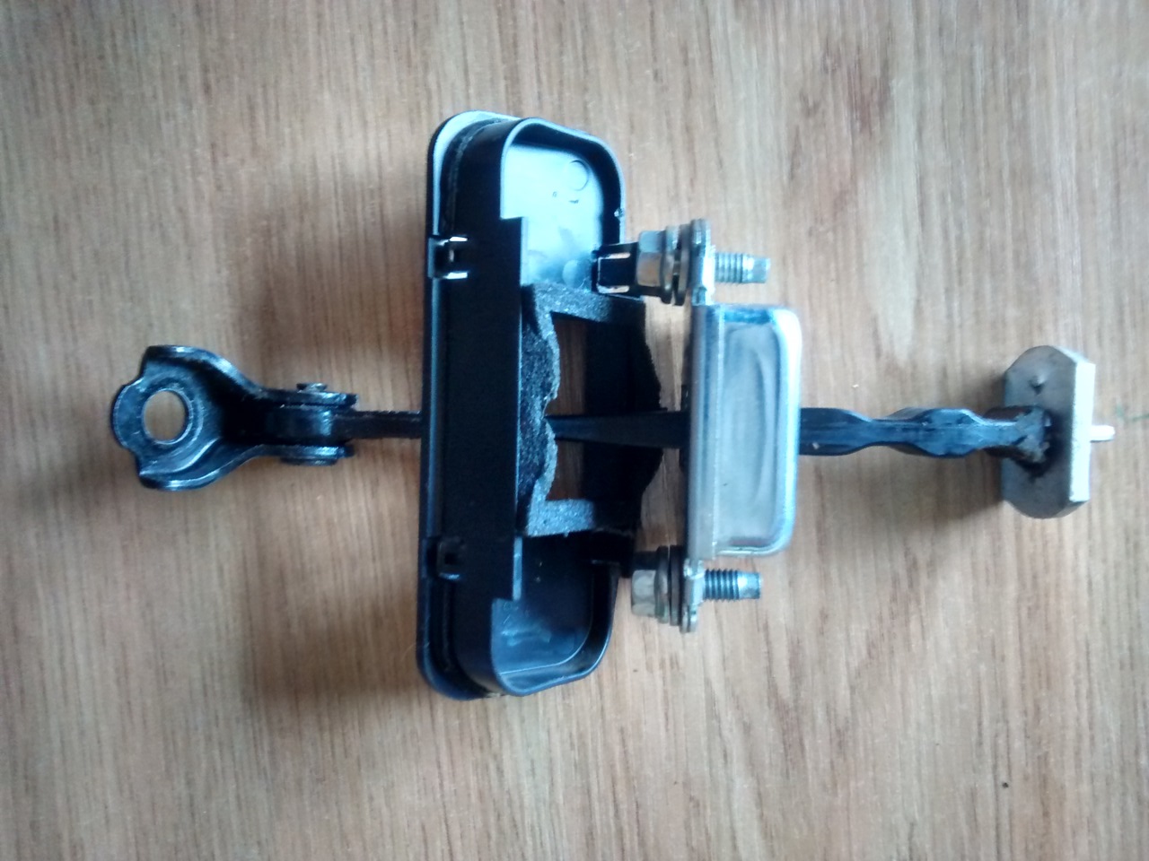Замена ограничителя открывания передней двери Nissan Note 2004 - 2012