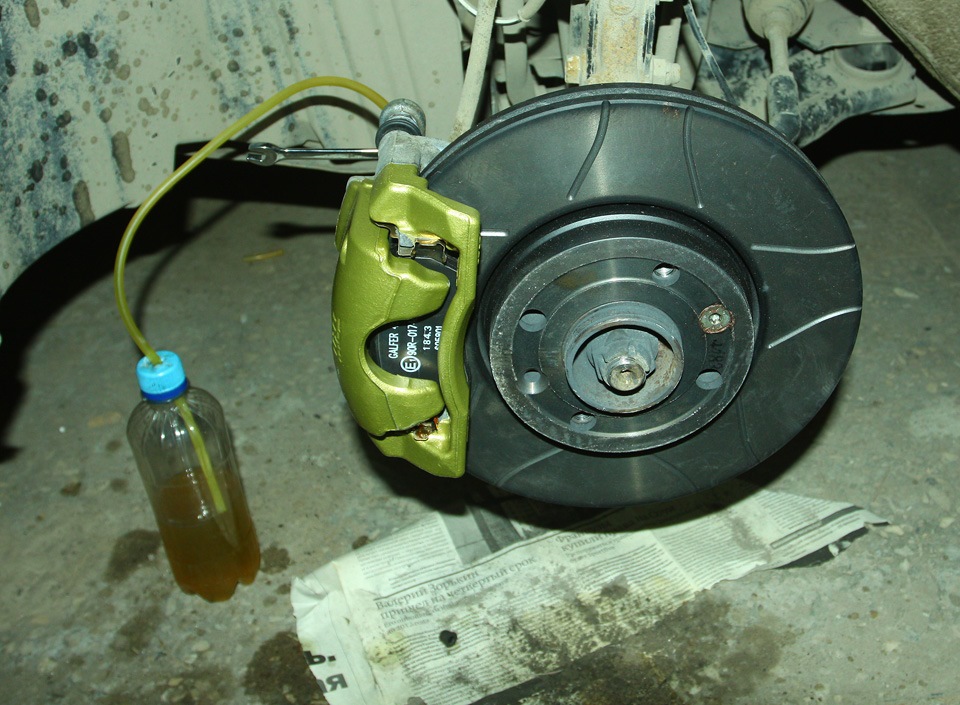 Прокачка гидропривода тормозной системы Nissan Note 2004 - 2012