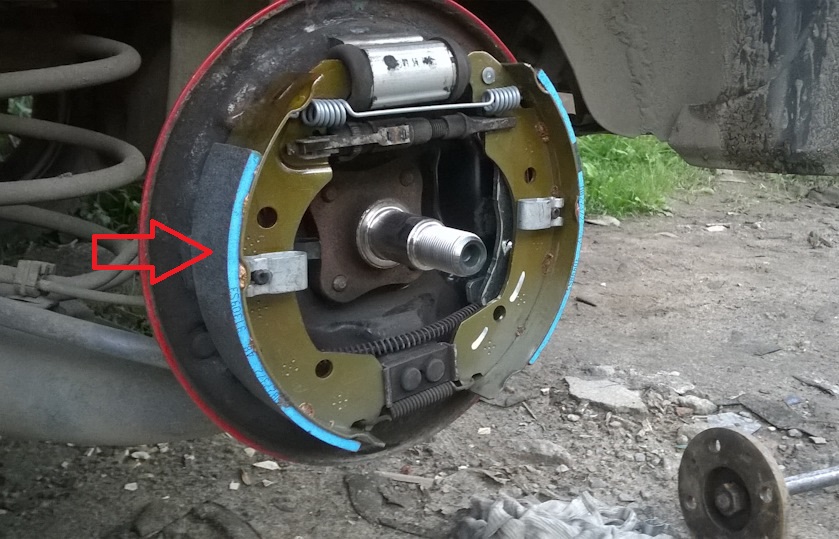 Проверка степени износа тормозных колодок, дисков и барабанов Nissan Note 2004 - 2012