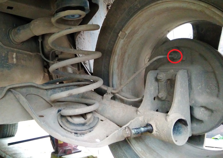 Замена рабочего цилиндра тормозного механизма заднего колеса Nissan Note 2004 - 2012