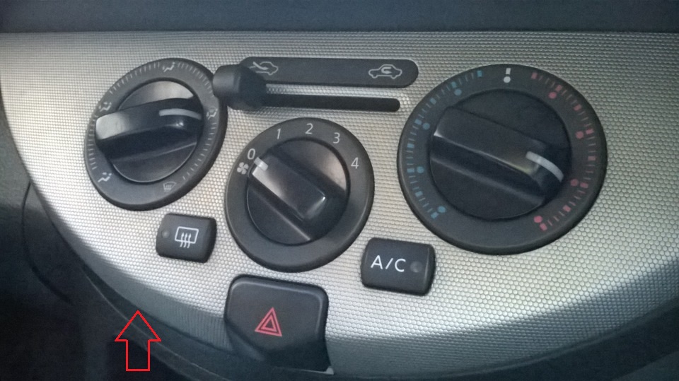 Замена выключателя аварийной сигнализации Nissan Note 2004 - 2012