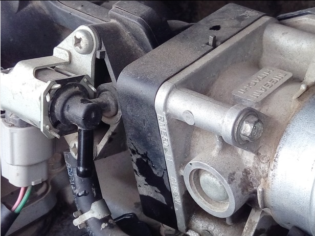 Снятие впускного коллектора двигателя НR16DE Nissan Note 2004 - 2012