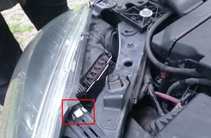 Замена лампы ближнего света Renault Megane 3