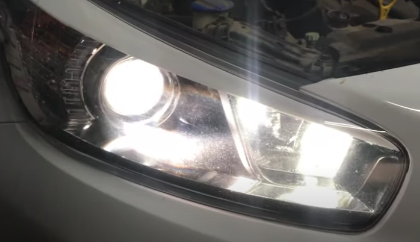 Замена лампы ближнего света Kia Cee'd 