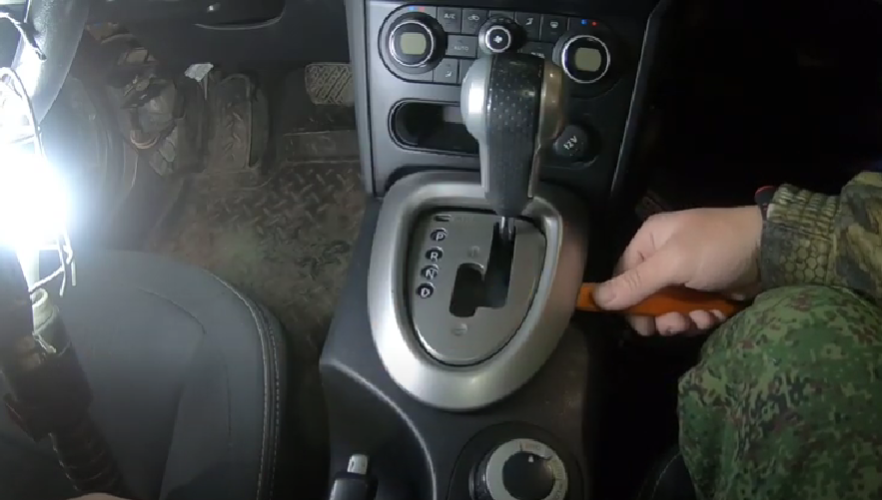 Замена лампы подсветки кулисы Nissan Qashqai