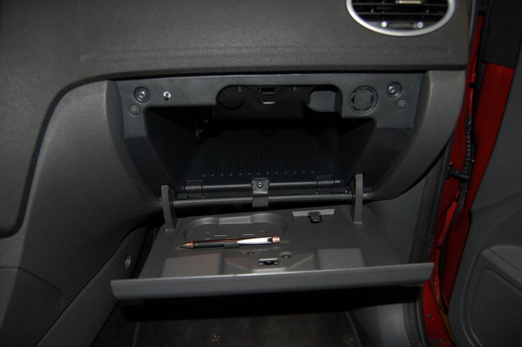 Снятие крышки вещевого ящика Ford Focus 2