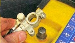 Снятие клеммы проводов с минусового вывода аккумуляторной батареи Лада Гранта (ВАЗ 2190)