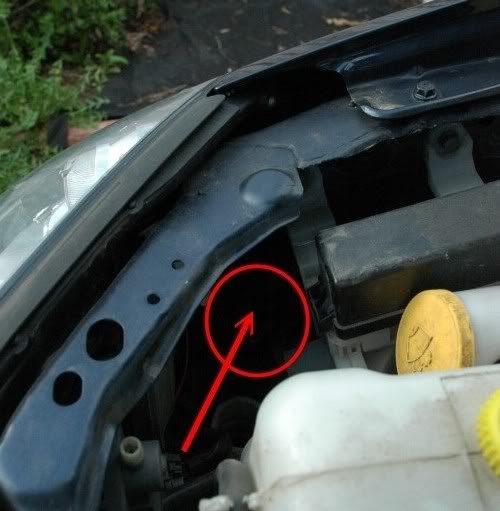 Горловина бачка омывателя Nissan Primera