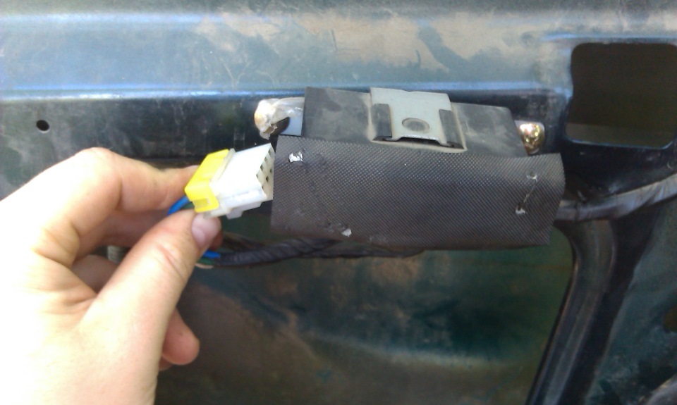 Отключаем узлы стеклоподъемника Nissan Primera