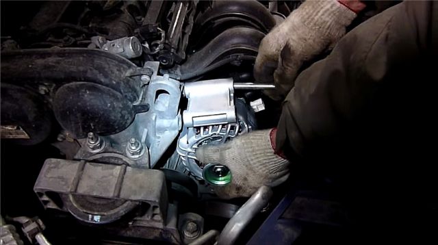 Снятие со шпильки генератора Ford Focus 2 