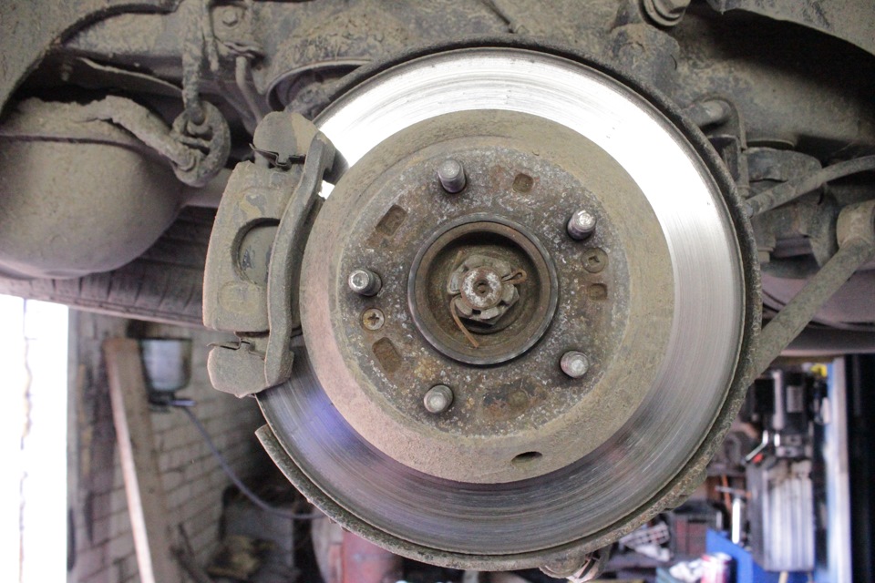 Снять заднее колесо на автомобиле Hyundai Santa Fe CM 2006-2012