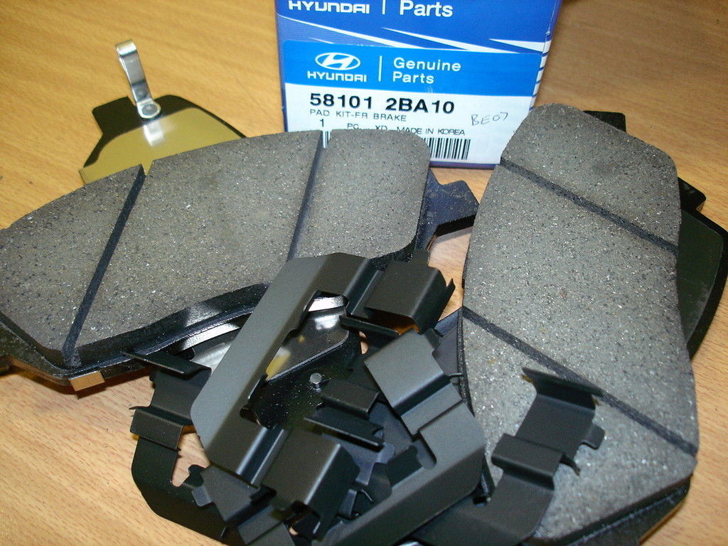 Передние тормозные колодки 58101-2BA10 на автомобиле Hyundai Santa Fe CM 2006-2012