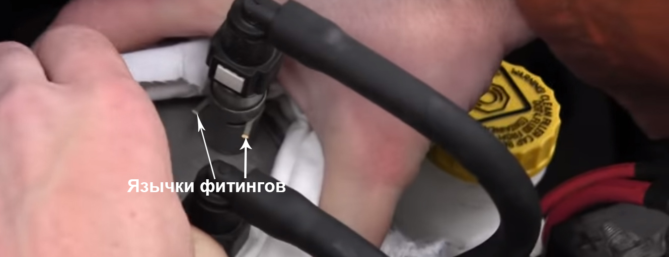 Надавливаем на язычки фитингов и одновременно тянем вверх, последовательно отсоединяем три топливопровода от топливного фильтра Fiat Doblo